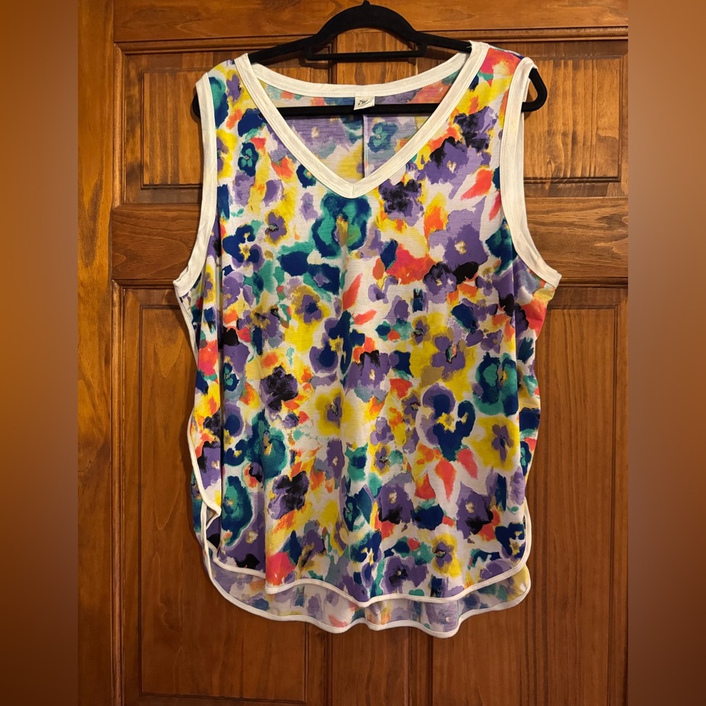 Women’s 3X SEW IN LOVE v-neck multi colored Vneck top.  Pre-owned nice top! EUC